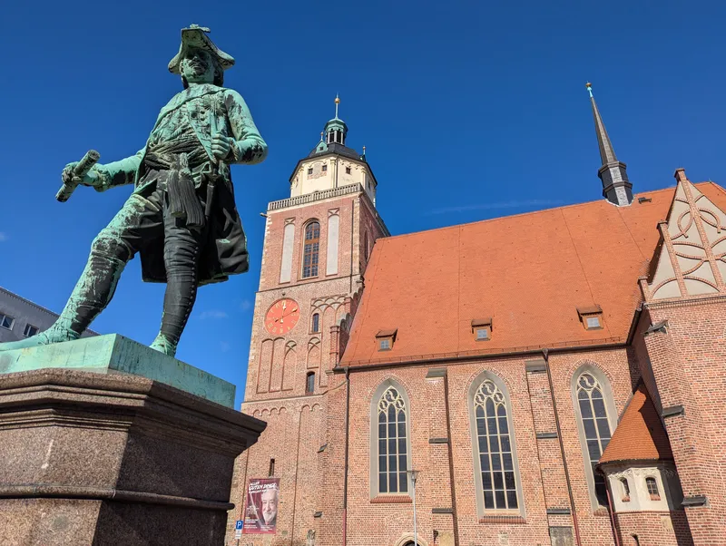 Dessauer Marienkirche mit Denkmal für Fürst Leopold